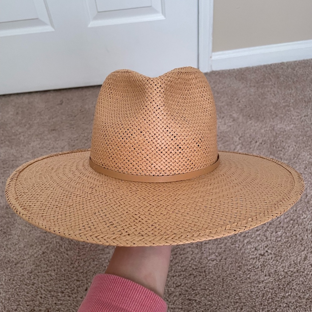 Janessa Leone Arlo hat